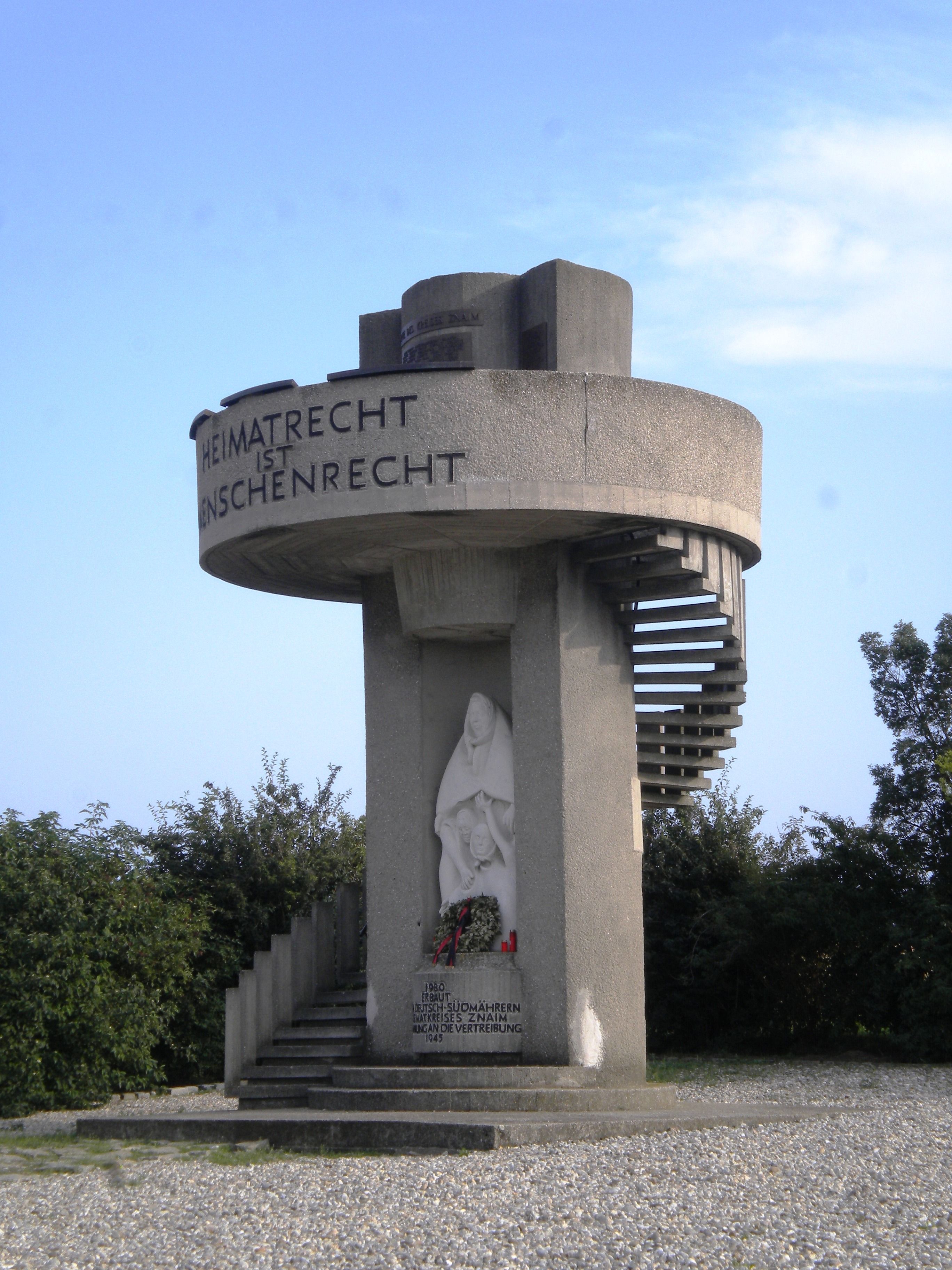 Jihomoravský pomník v Unterretzbachu s nápisem "Heimatrecht ist Menschenrecht".