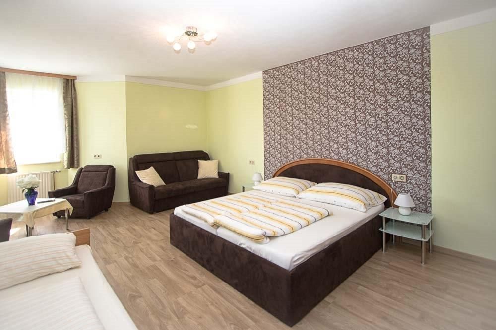 Pokoj s manželskou postelí