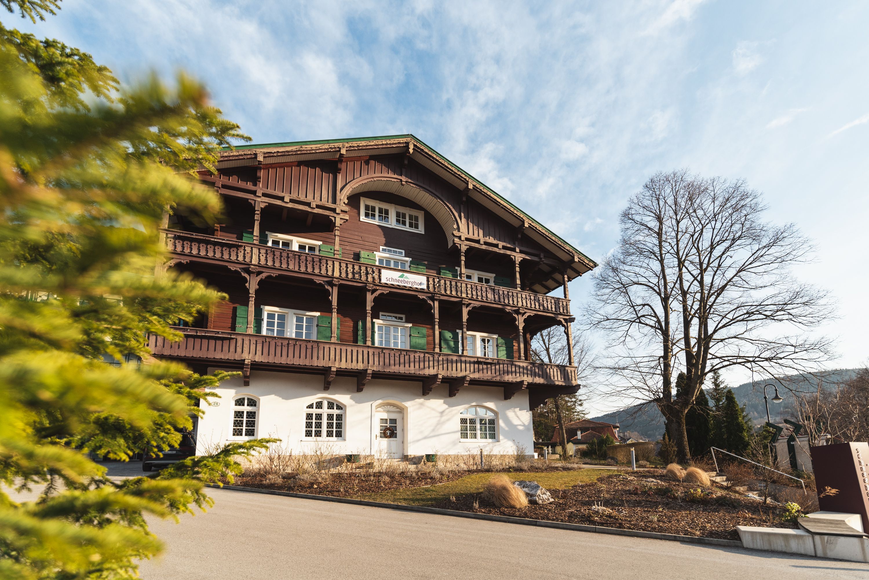 Umgeben von majestätischen Bergen und einer atemberaubenden Landschaft, strahlt das Hotel Schneeberghof eine einladende Atmosphäre aus. Die harmonische Verbindung von traditioneller Architektur und der natürlichen Schönheit der Wiener Alpen lädt dazu ein, die Seele baumeln zu lassen und die frische Bergluft zu genießen.