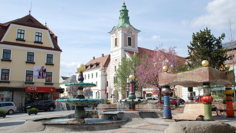 Hlavní náměstí ve Zwettlu s Hundertwasserovou kašnou, © Stadtgemeinde Zwettl, Monika Prinz