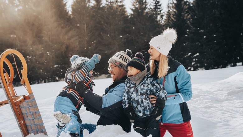 Z&aacute;bava na sněhu, &copy; Demolsky