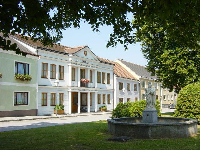 Schweiggersova radnice s kašnou v popředí.