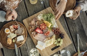 Heurigen snack, © Weinviertel Tourismus GmbH / Sophie Menegaldo