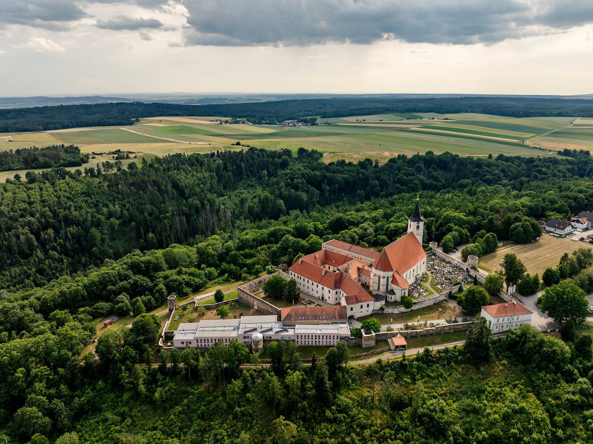 Pohled z dronu na klášter Pernegg ve Waldviertelu
