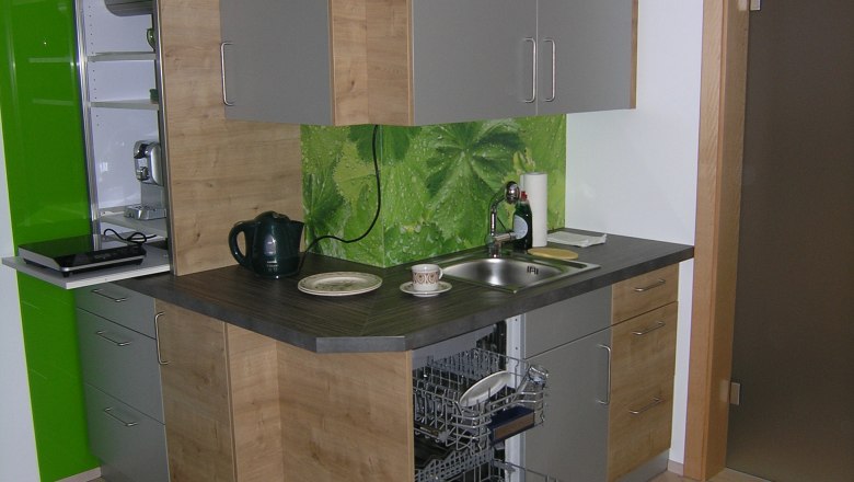 Teeküche Kühlschrank Geschirrspüler Mikro Kochplatte Wohnung klein, © C Appartement Wistrcil Stellfeld, Martina Stellfeld