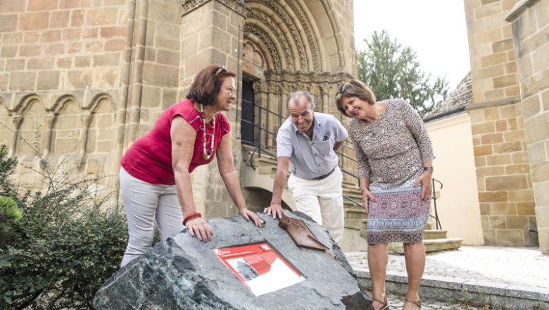 Eingangsportal Karner mit Personen davor 3 Personen