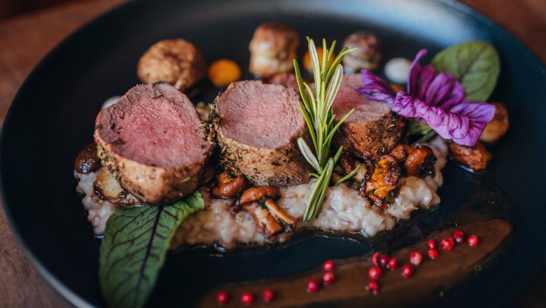 Růžově pečený steak ze zvěřiny na rizotu s rozmarýnovým jusem, © Niederösterreich Werbung/Daniela Führer