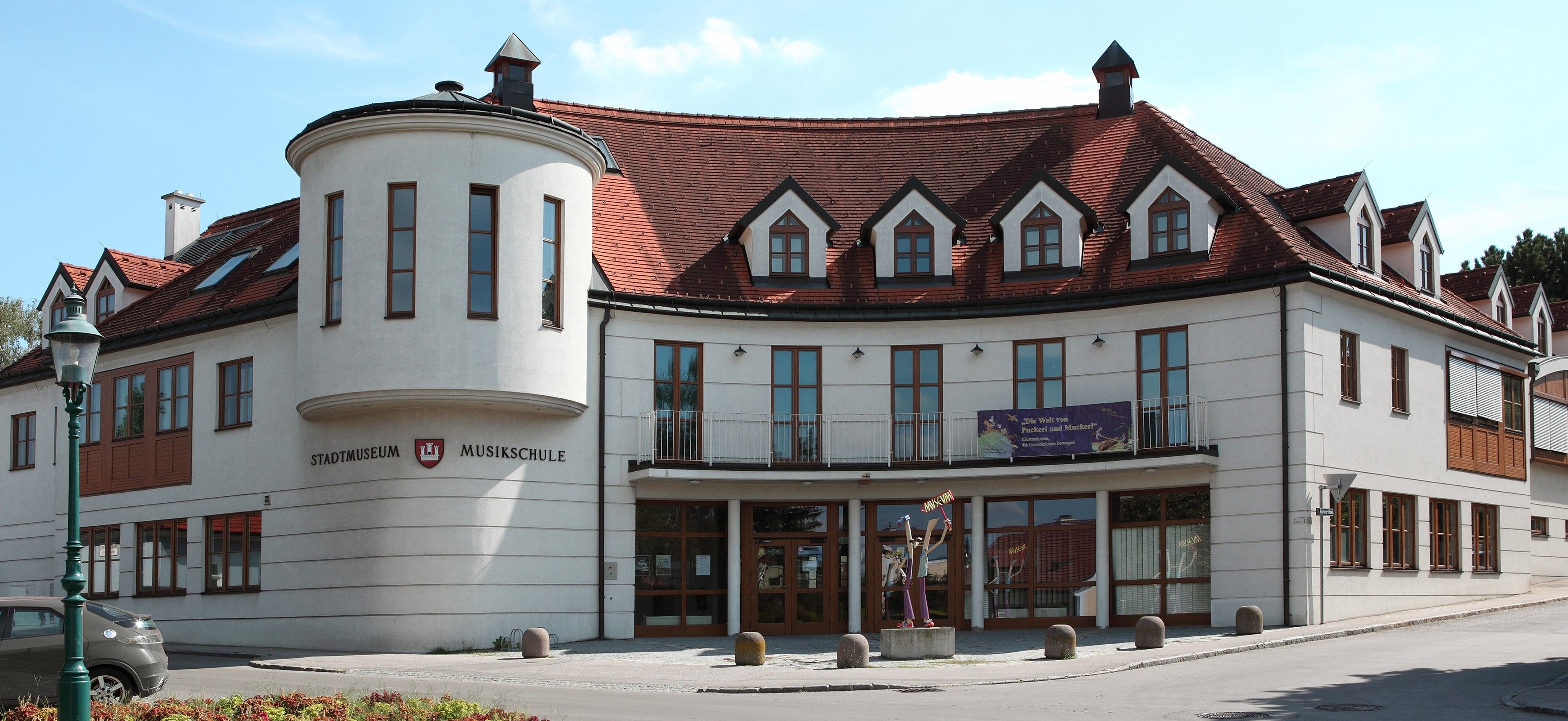 Pohled na Městské muzeum a hudební školu Klosterneuburg zvenčí