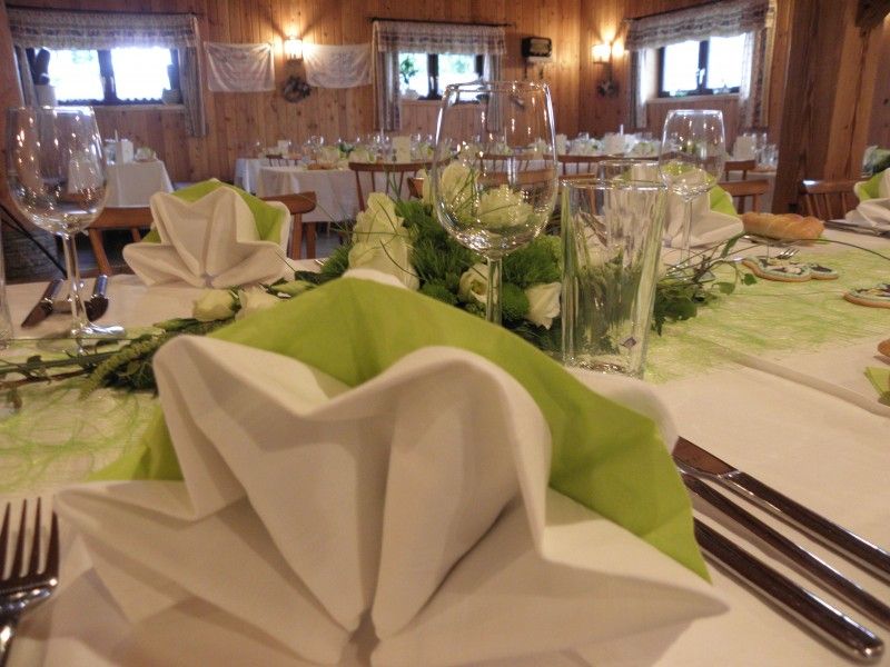 Harmonikawirt set table