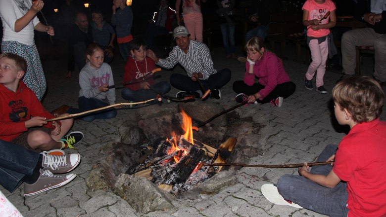 Opékání klobásek u ohně, © Hoteldorf Königsleitn