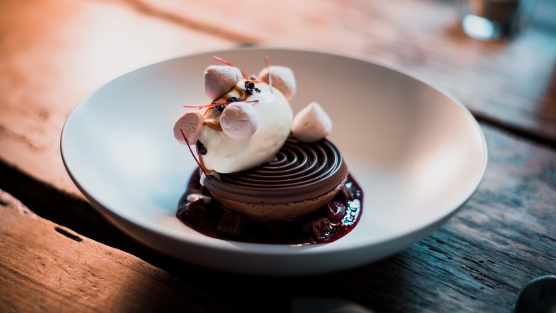 Čokoládová kopule - pěna / brownie / zmrzlina / drobenka, © Vinzenz Pauli/Philip Hinteregger