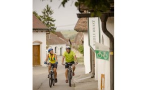 Cycling break in the Maulavern wine cellar lane, © Weinviertel Tourismus / Bartl
