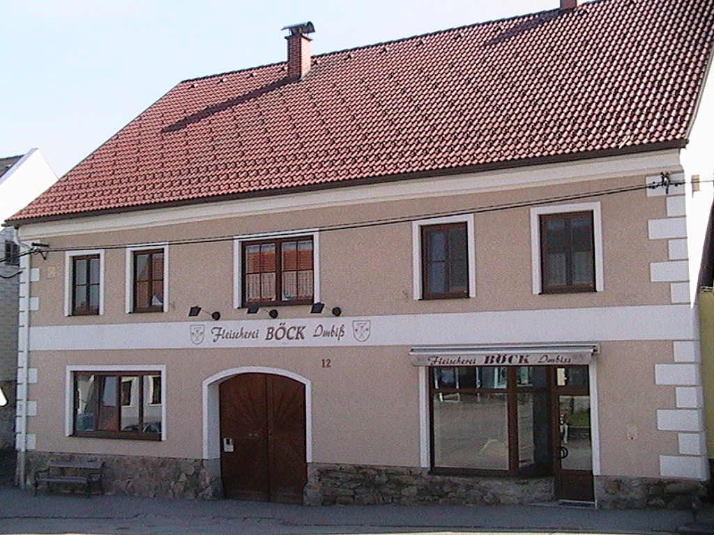 Budova řeznictví Böck s občerstvením ve dvoupatrové budově.