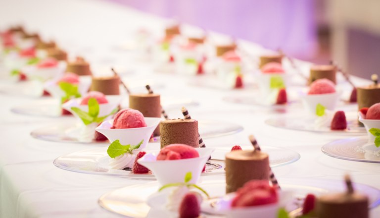 Zubereitete Desserts auf einem Tisch.