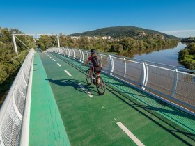 Br&uuml;cke der Freiheit, Schloss Hof, &copy; Bratislava Region Tourism