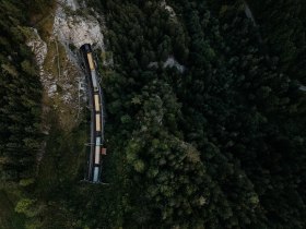 Pohled na &uacute;sek semmeringsk&eacute; železnice shora.