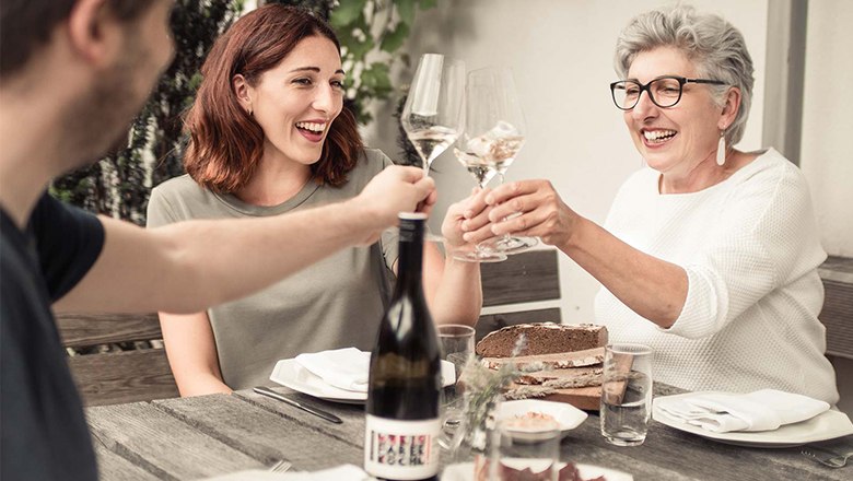 Anna und Maria beim Verkosten, © Monika Jungwirth