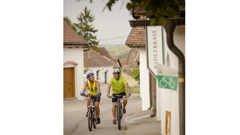 Cycling break in the Maulavern wine cellar lane, © Weinviertel Tourismus / Bartl