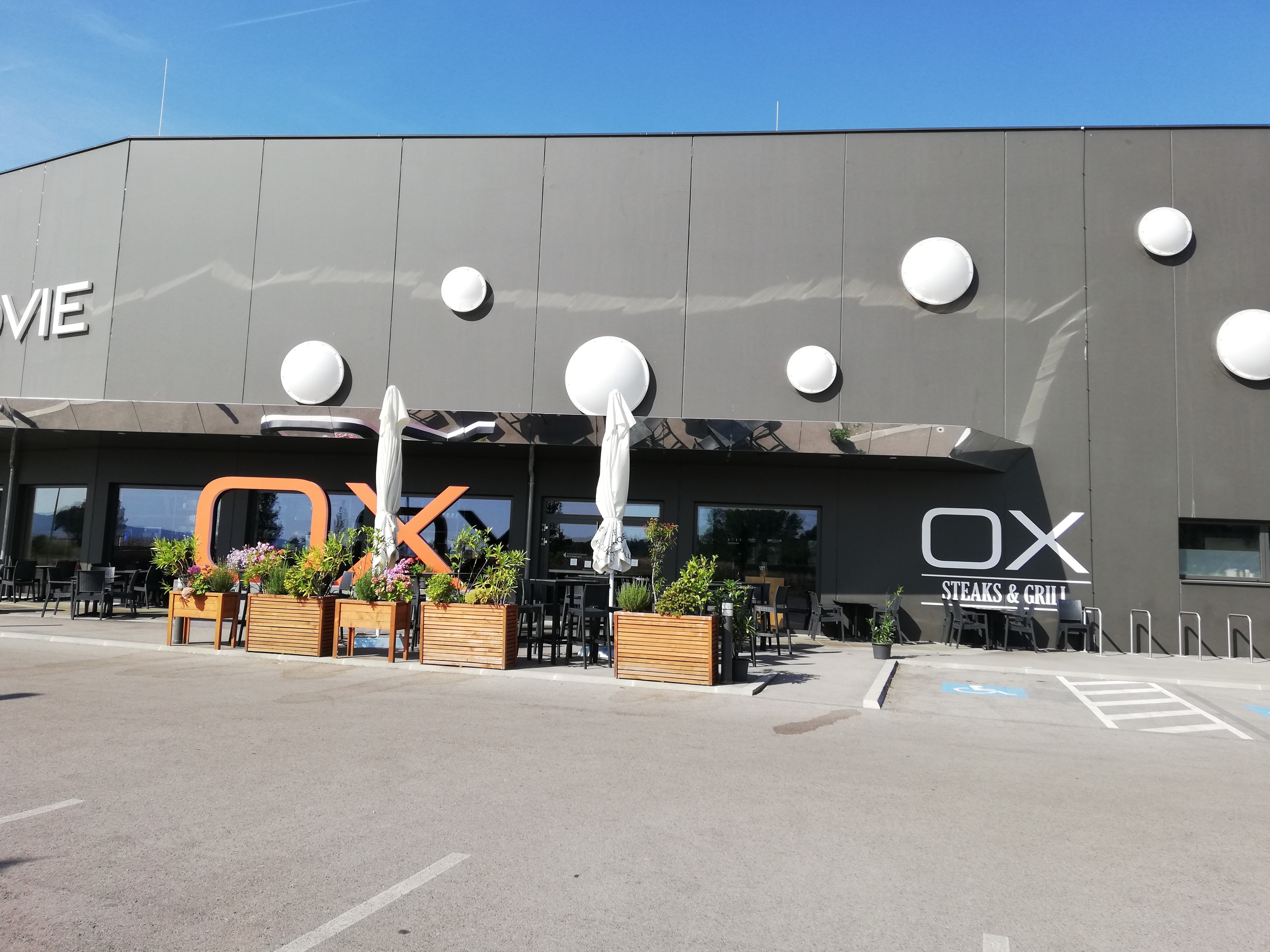 OX Vnější pohled z parkoviště 