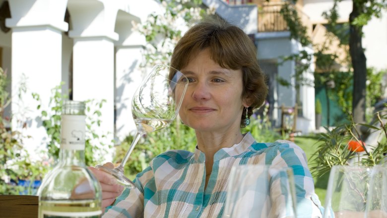 Hostess, &copy; Michael Himml