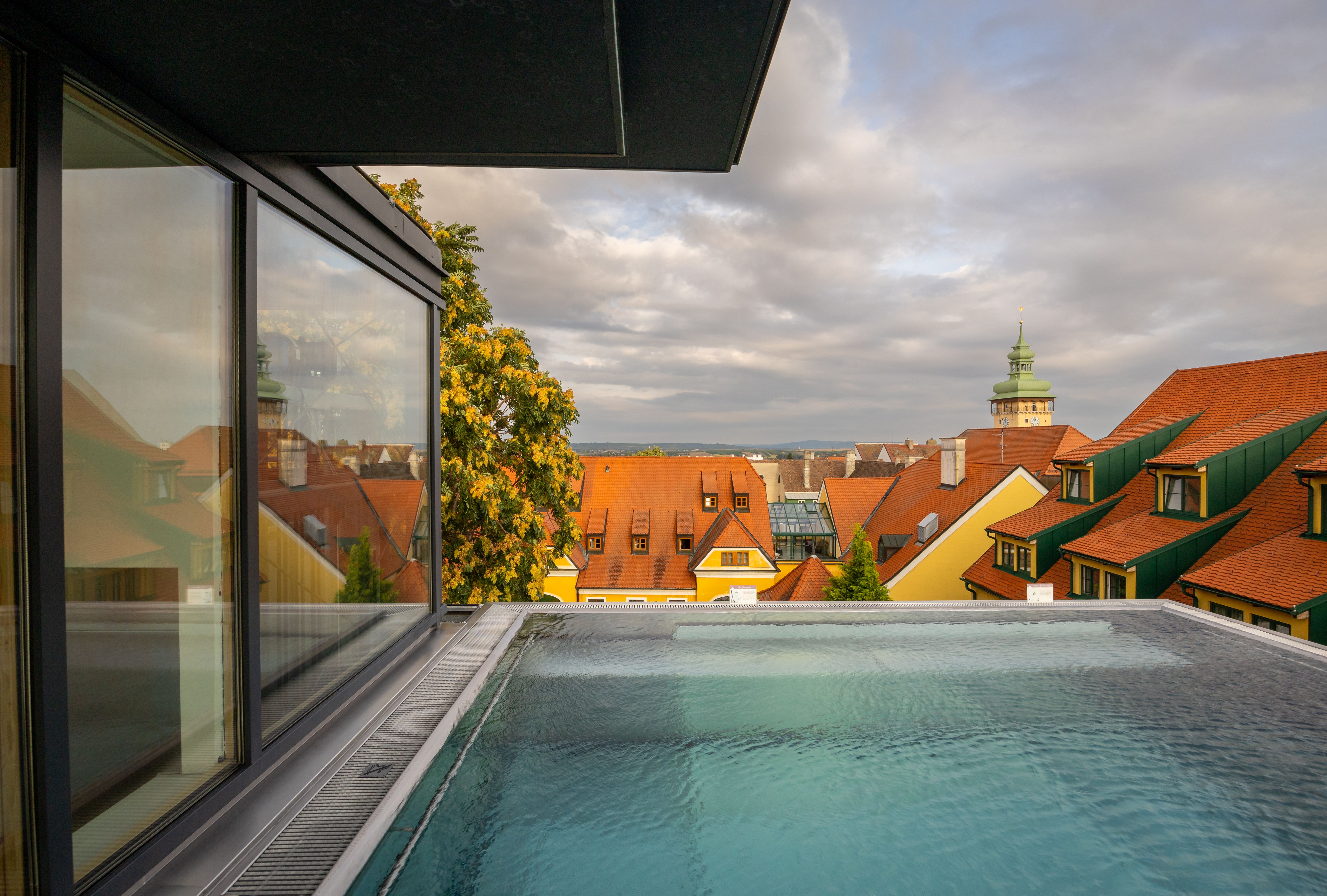 Ein atemberaubender Blick über die malerischen Dächer, während die sanften Hügel im Hintergrund die Landschaft umarmen. Die ruhige Atmosphäre lädt dazu ein, die Seele baumeln zu lassen und die Schönheit der Natur zu genießen.