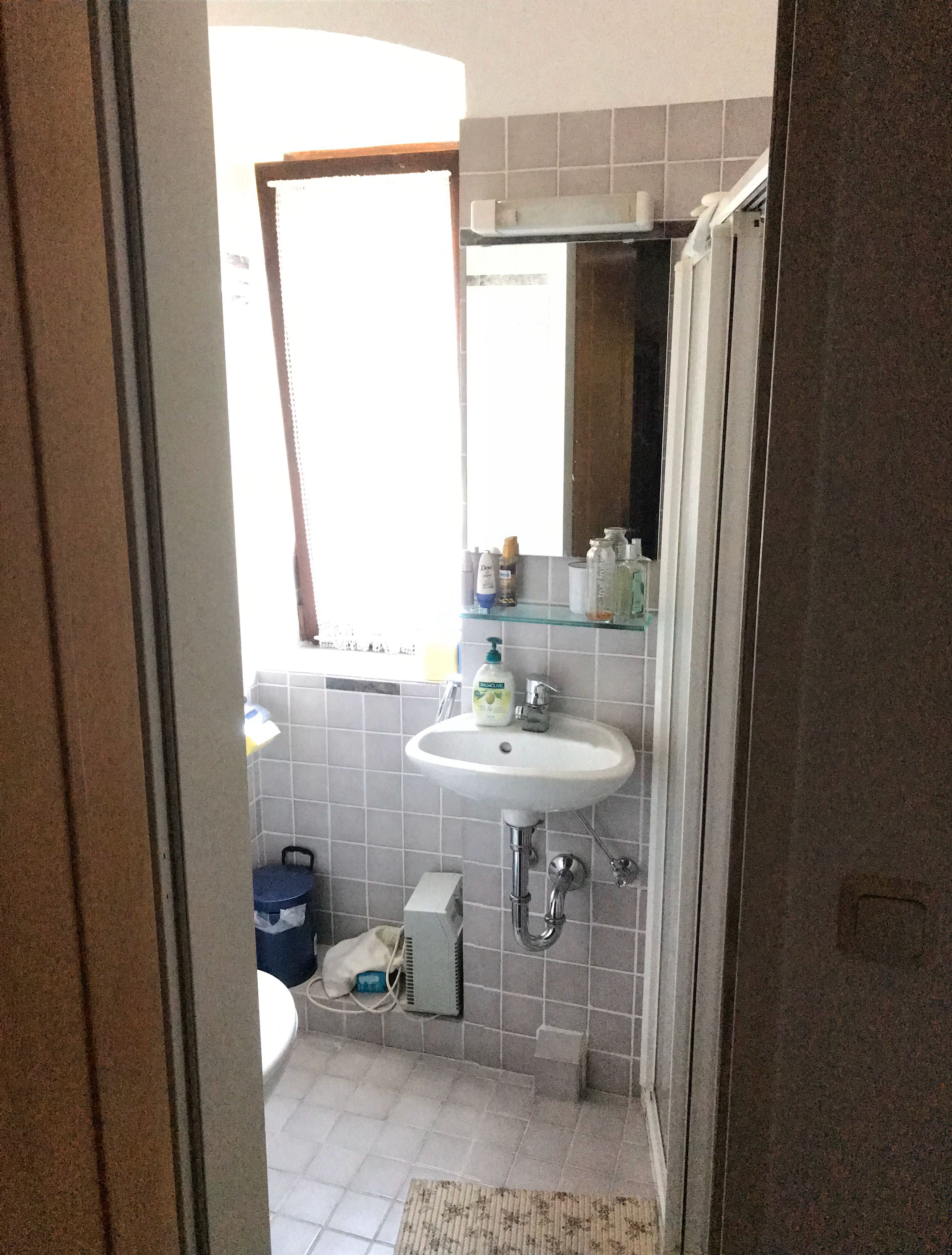 Malá sprcha s WC vedle ložnic