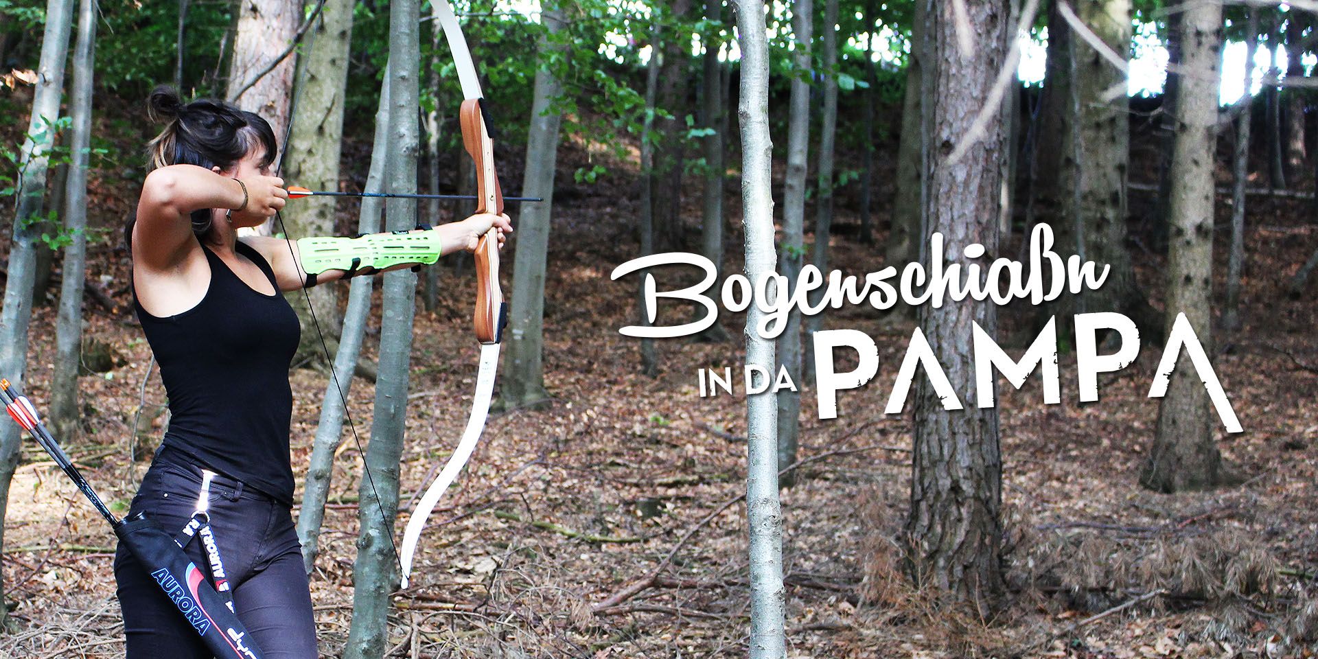 Žena střílí z luku v lese. Text "Bogenschiaßn in da Pampa" je vybledlý.