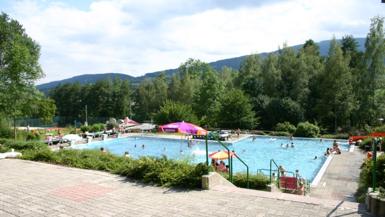 Kirchberg am Wechsel outdoor pool, &copy; Steindy, CC BY-SA 2.0 DE