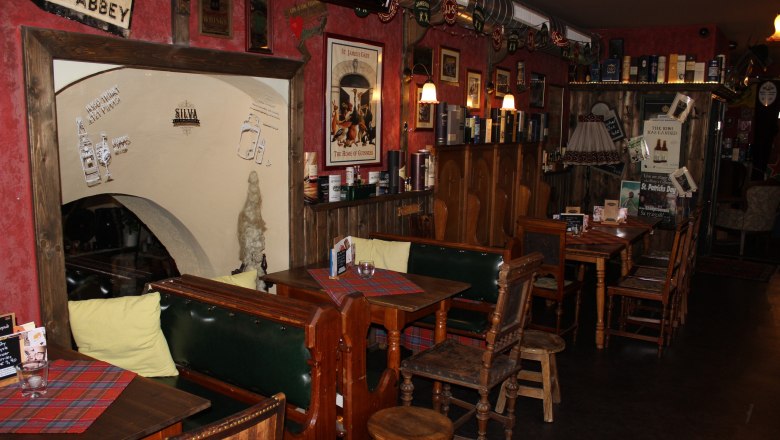 Část naproti baru, © Mary´s Scottish Coffeepub