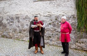 Mittelalterstadtf&uuml;hrung mit Dudelsackspieler, Hainburg/Donau, &copy; Donau Nieder&ouml;sterreich, Barbara Elser