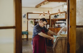&Uacute;tuln&yacute; ob&yacute;vac&iacute; pokoj s jukeboxem, &copy; Nieder&ouml;sterreich Werbung/Sophie Menegaldo