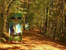 Ulrichskirche und Gl&auml;serner Kreuzweg, &copy; &copy;Klaus Hruby