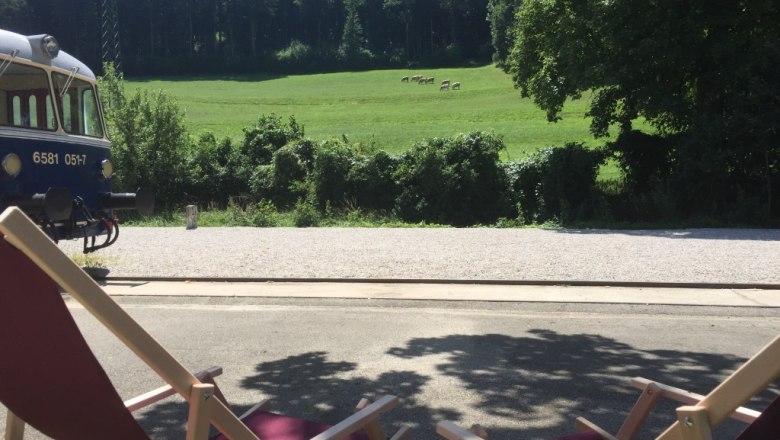 Shady front garden with sun loungers, &copy; M. Schorn