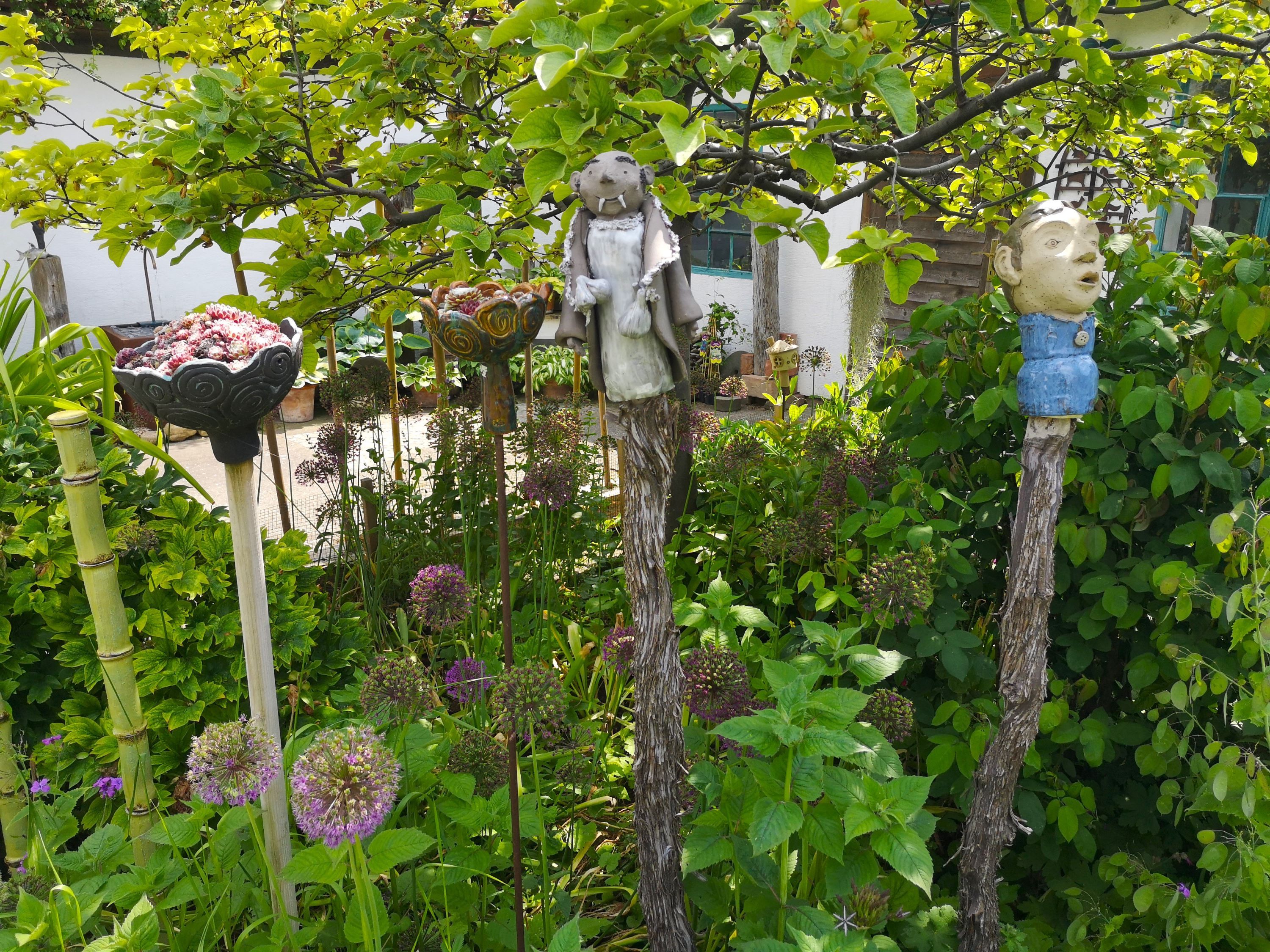 Zahrada se sochami a rostlinami