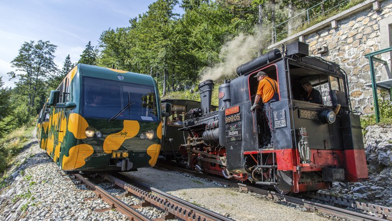 (c) NB-Zwickl - Der Nostalgie-Dampfzug kreuzt mit dem Salamander-Zug, © NB-Zwickl