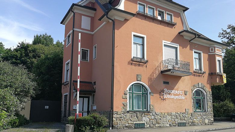 Dvoupatrová budova s nápisem "Tanzcafé Whiskymühle".