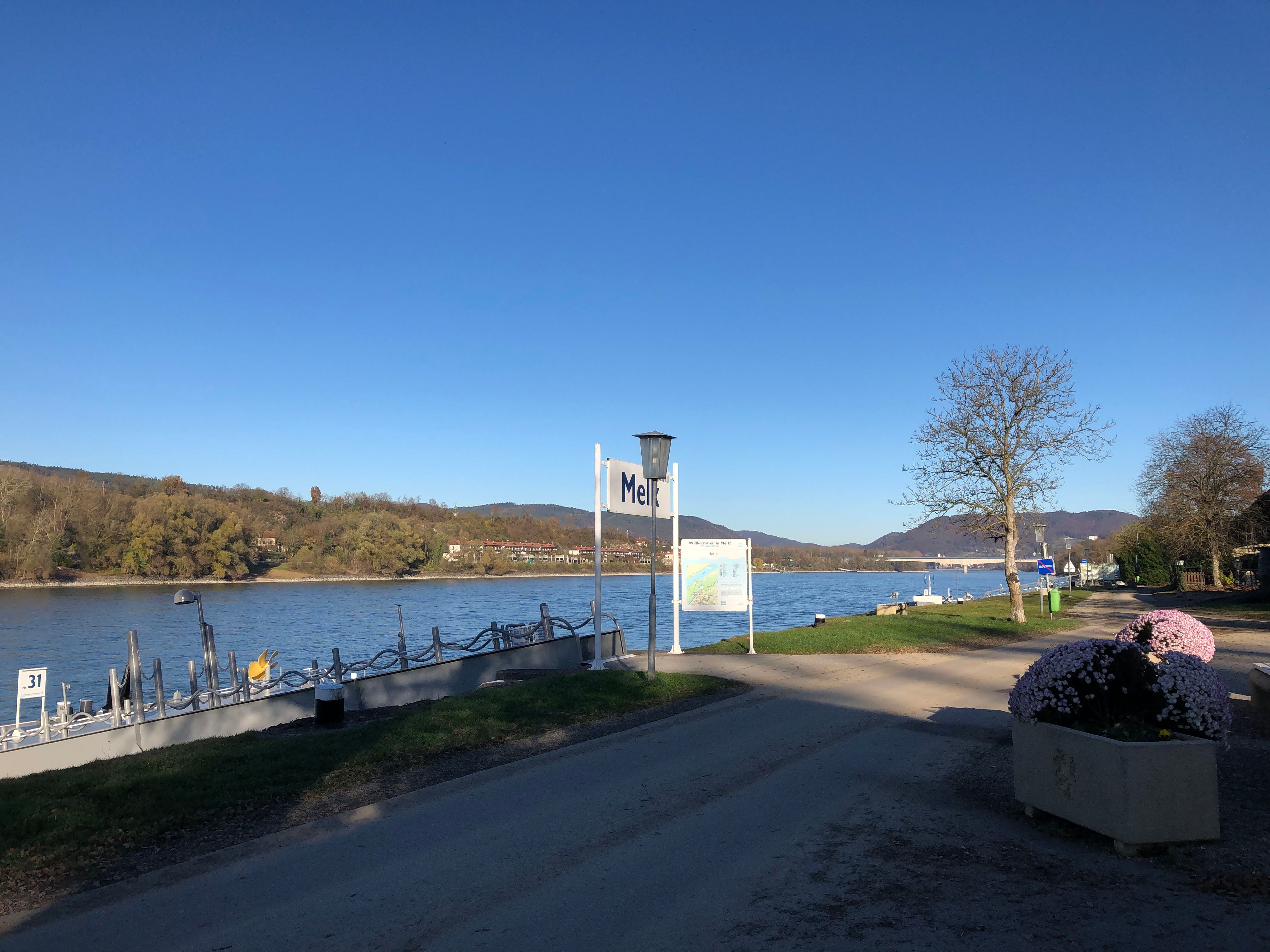 Molo č. 31 v Melku za slunečného dne s výhledem na Dunaj a okolní krajinu.