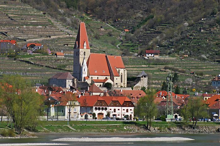 Opevněný kostel ve Weißenkirchenu in der Wachau s okolními budovami a vinicemi.