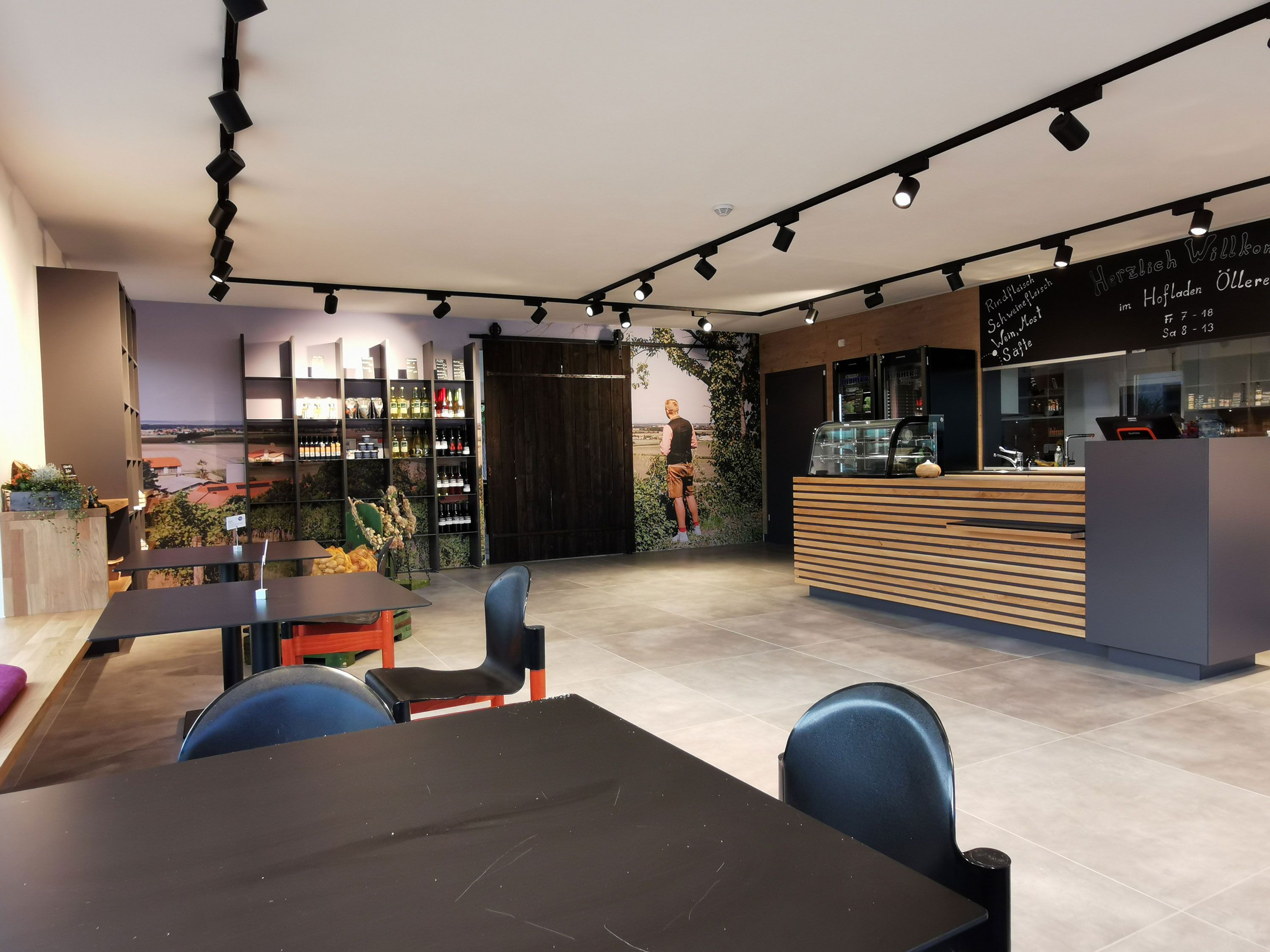 Eingangsbereich mit Stühlen und einem Empfang aus Holz.