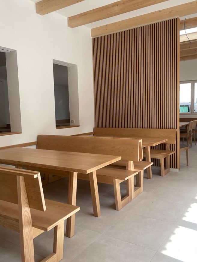 Pohled do interiéru heurigera s dřevěným nábytkem a moderními prvky.