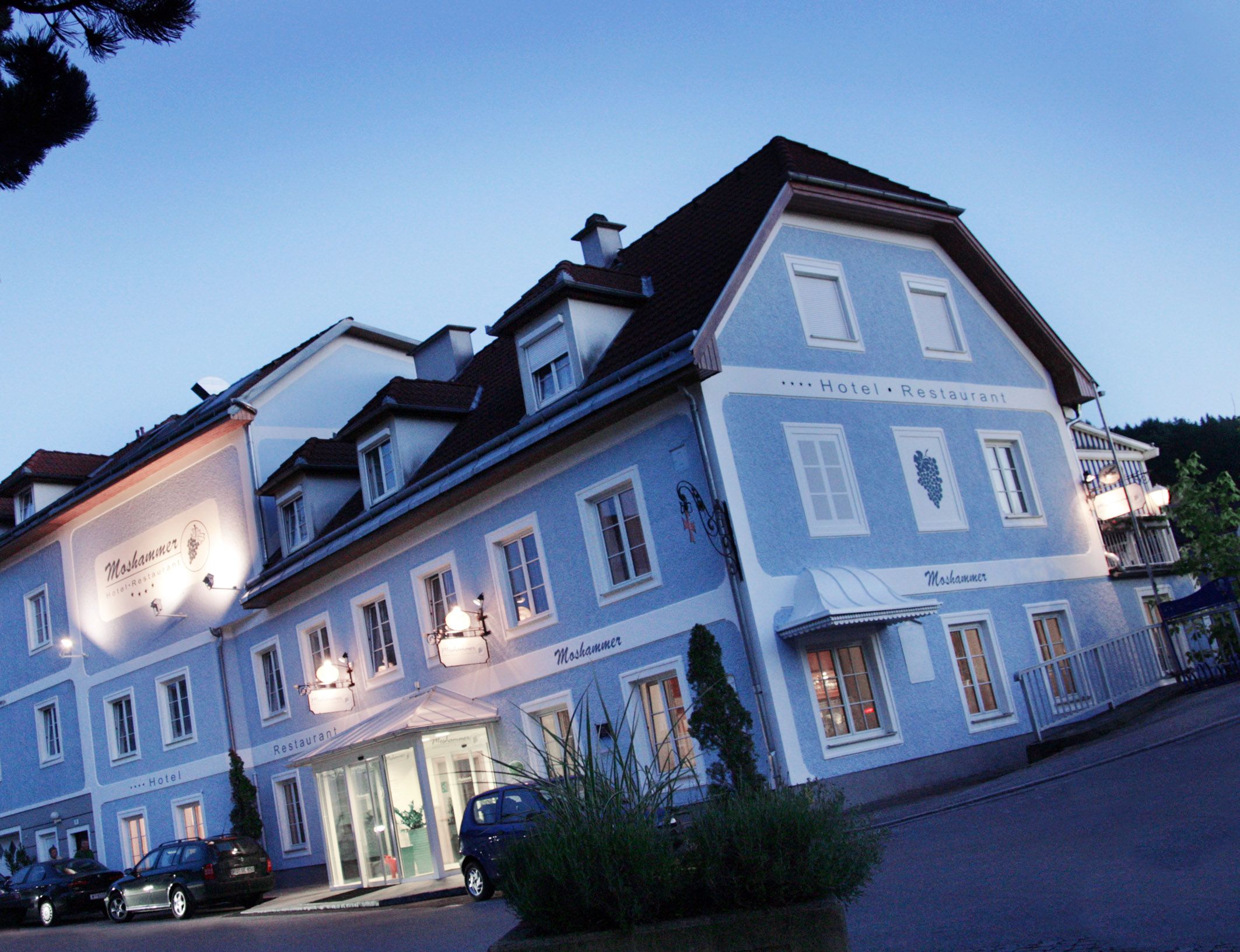 Pohled na Landgasthof Moshammer za soumraku.