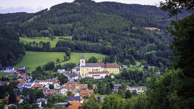The church towers imposingly over the village, &copy; Wiener Alpen, Kremsl