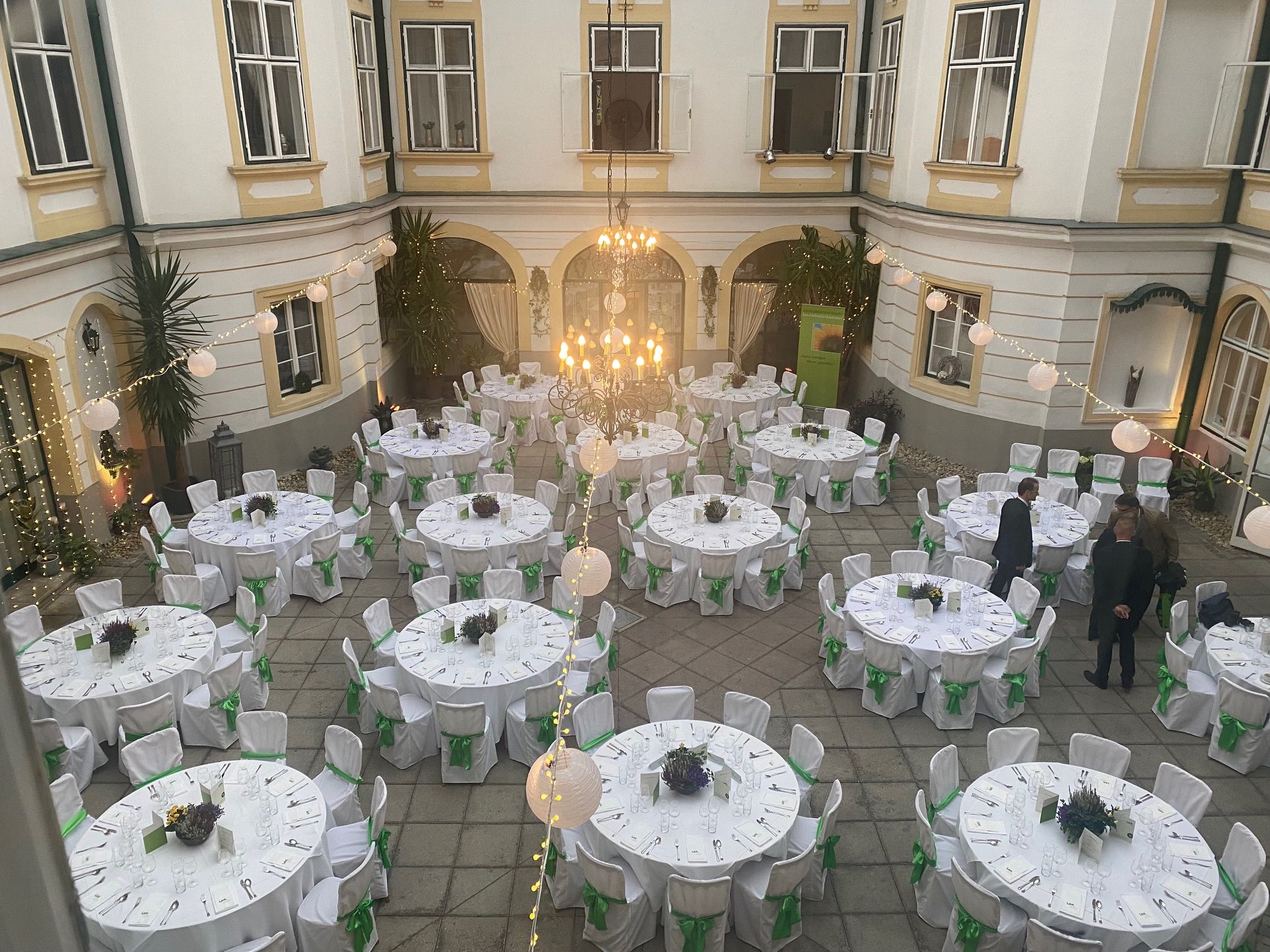 Vnitřní nádvoří s kulatými bílými stoly a křesly