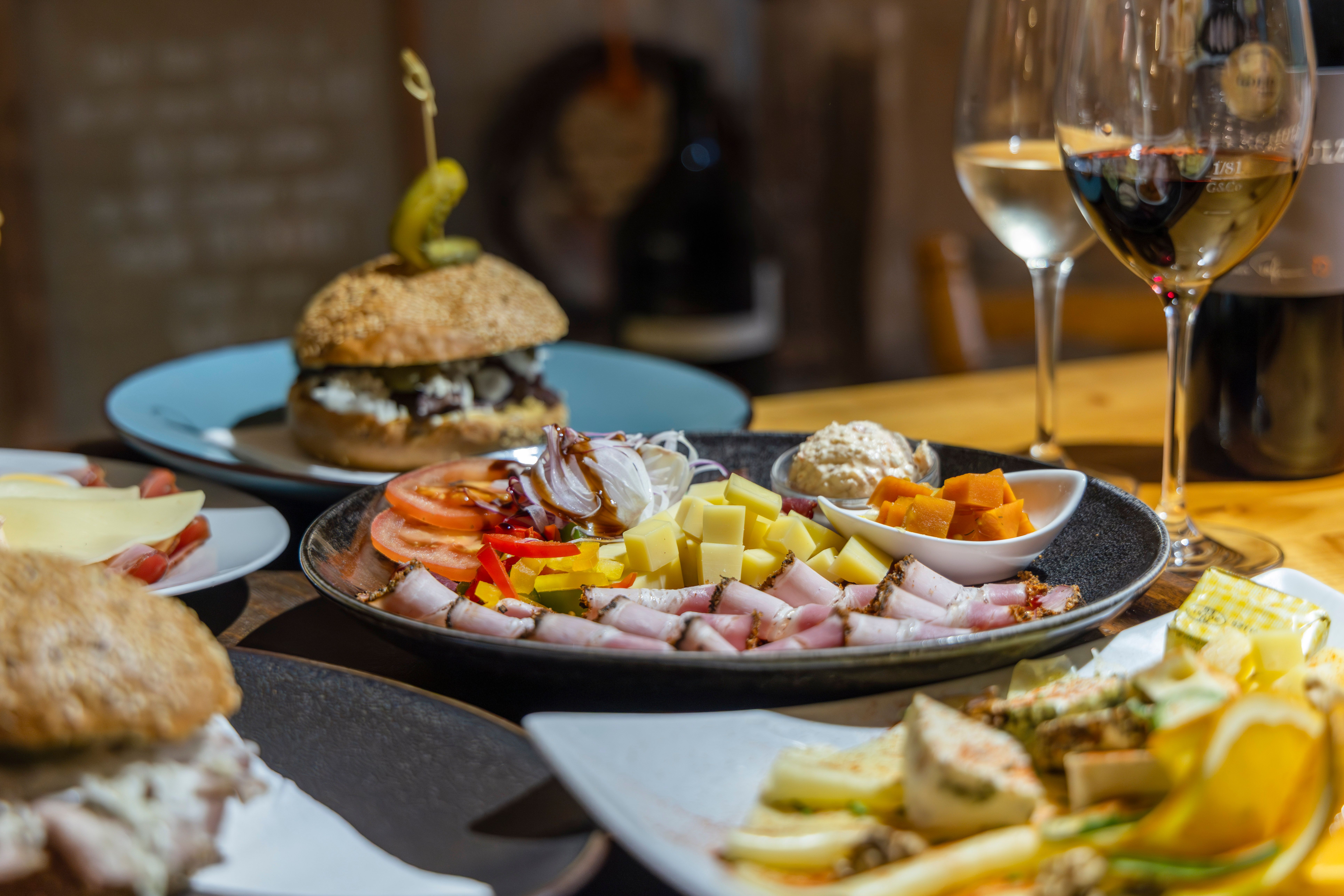 Podnosy a sklenice na víno Heurigen