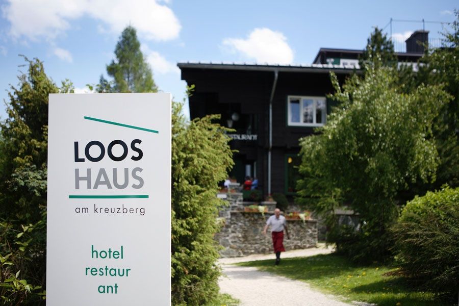 Pohled na Looshaus am Kreuzberg