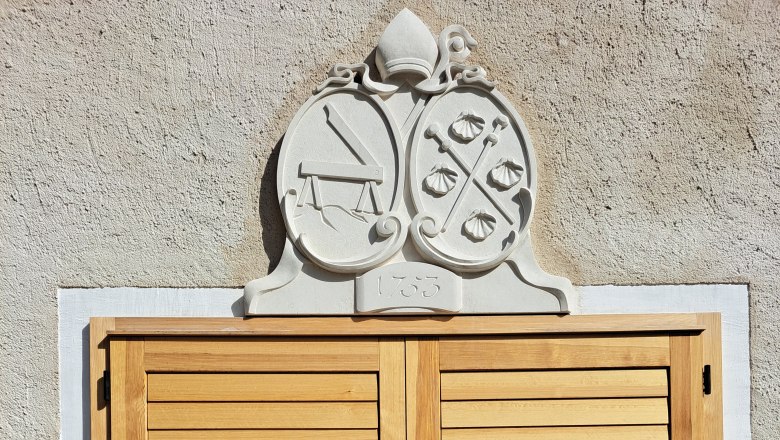 Main entrance with coat of arms of Abbot Jacob Pach (1753), © Mariazell im Wienerwald
