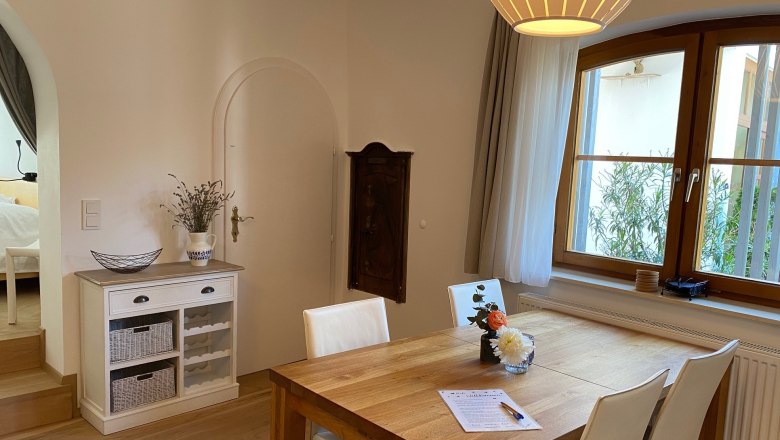 Guest apartment table, © Nicole Höllerer