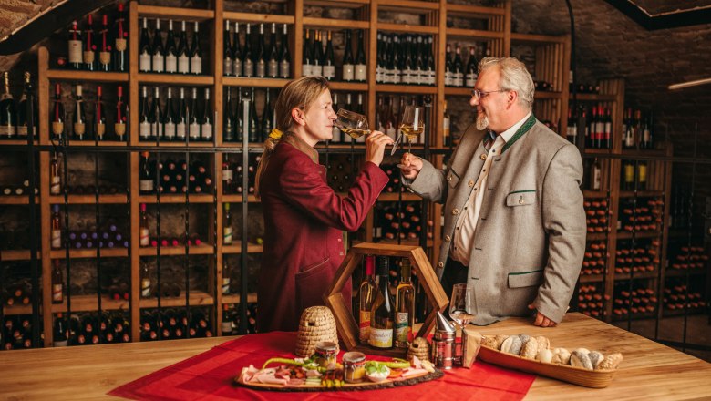 Wine tastings in the atmospheric wine cellar, © Niederösterreich Werbung / Daniela Führer