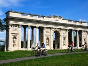Vorbei an der Reistenkolonnade bei Schloss Valtice, &copy; Weinviertel Tourismus / Mandl