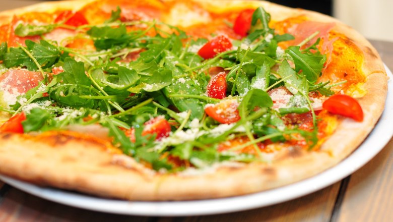 Cyclists like pizza too, &copy; Pixabay